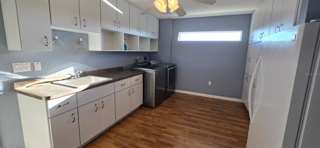 Interior, Washer, Wood Texture Flooring