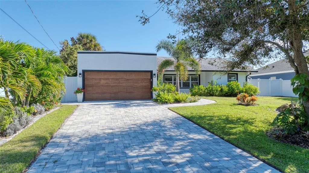 Attached, Backyard, Exterior, Facade, Modern