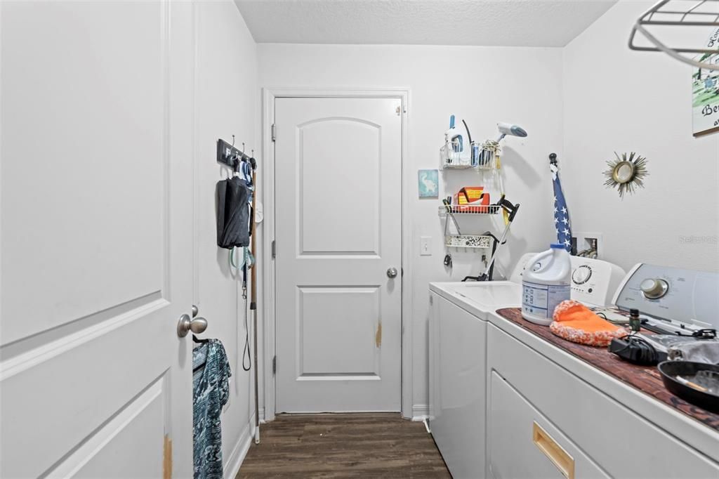 Interior, Washer, Wood Texture Flooring