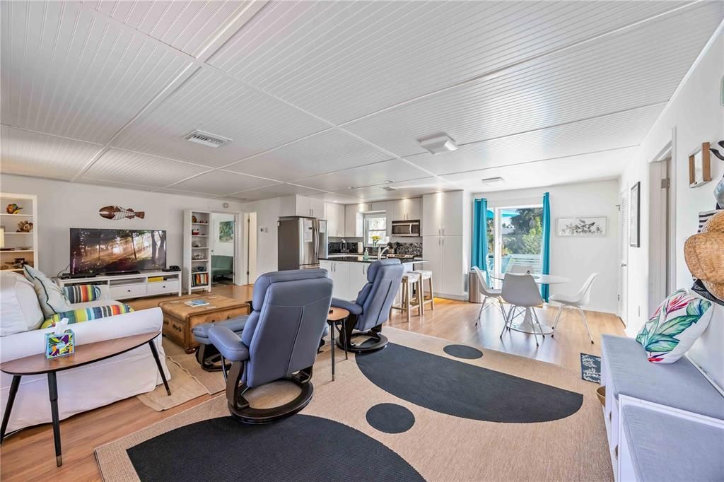 Dining room, Interior, Kitchen, Stainless Steel Appliances, Wood Texture Flooring
