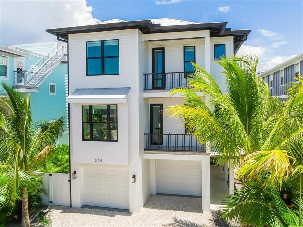 Attached, Exterior, Facade, Modern