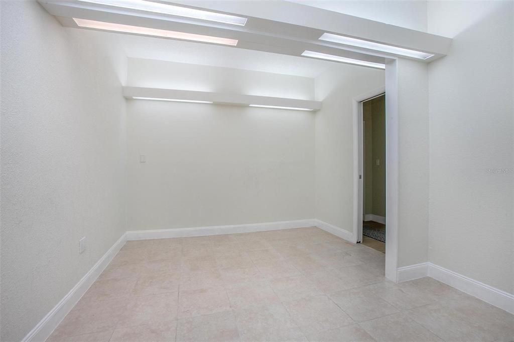 Empty room, Interior