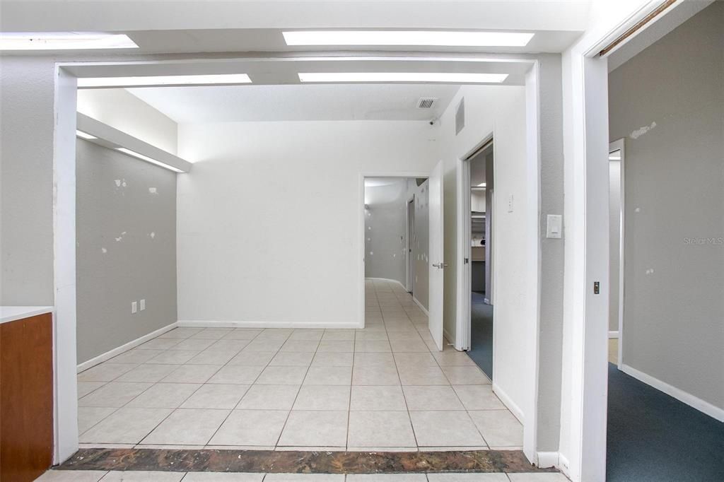 Empty room, Interior