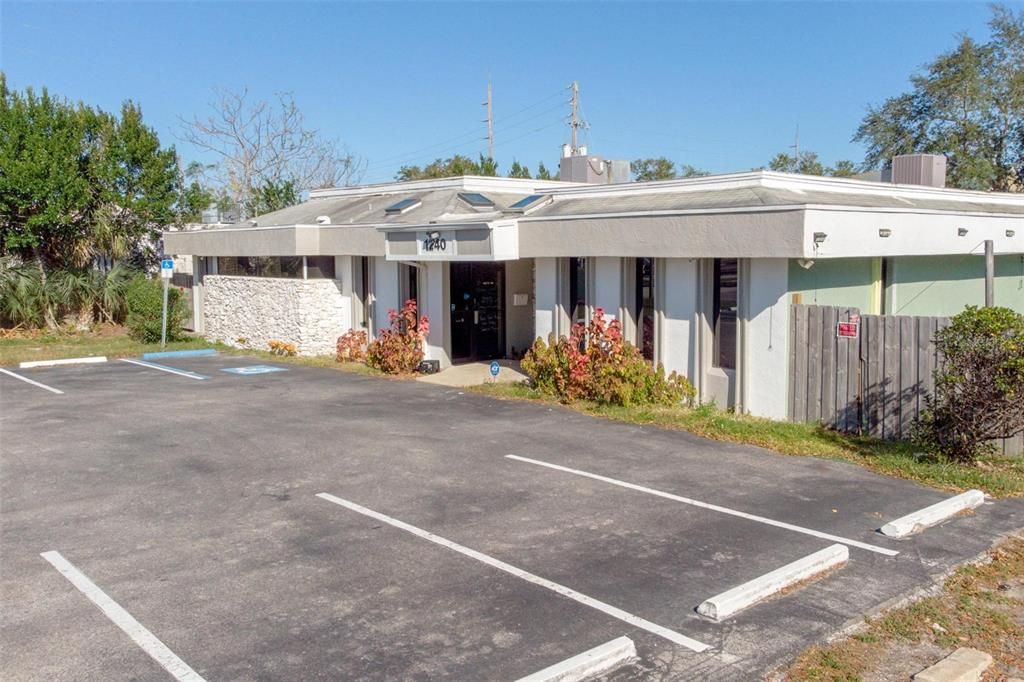 Exterior, Facade, Modern