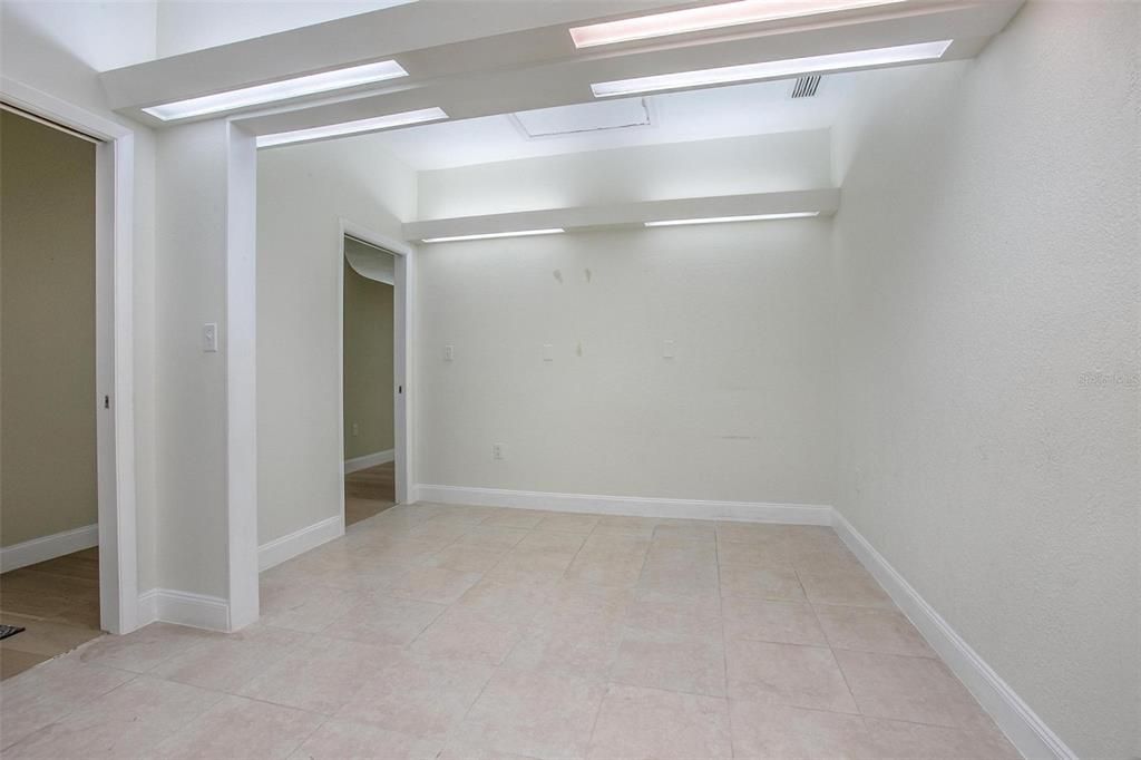 Empty room, Interior