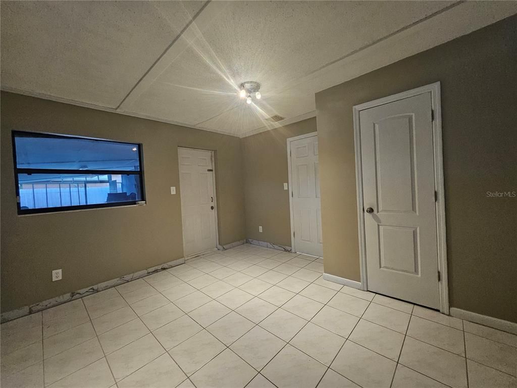 Empty room, Interior