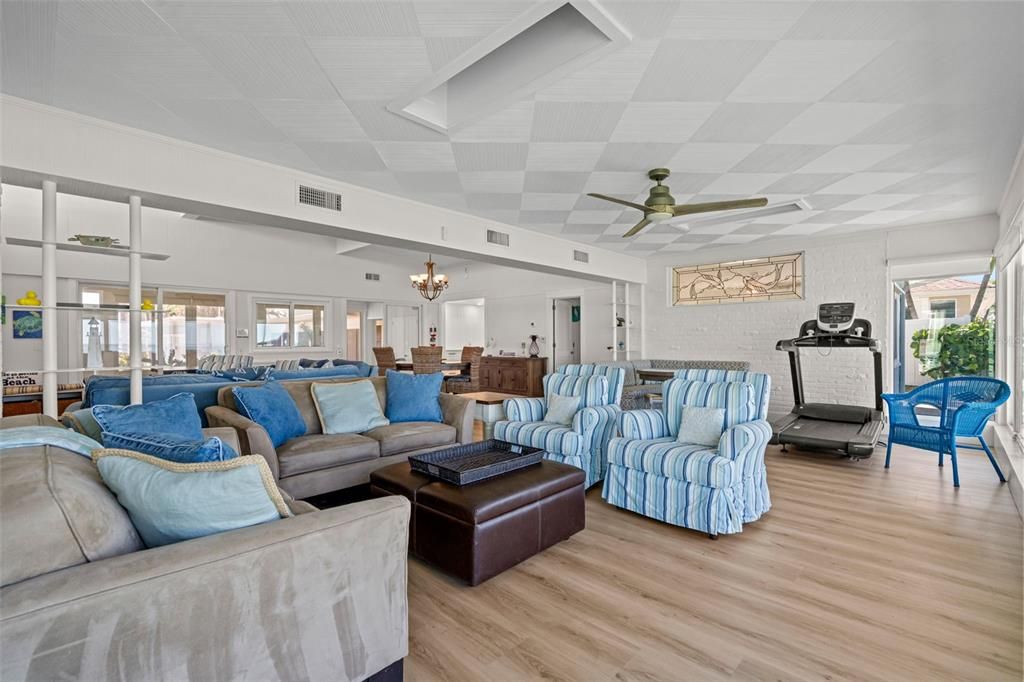 Chandelier, Dining room, Fitness Equipment, Interior, Living room, Wood Texture Flooring