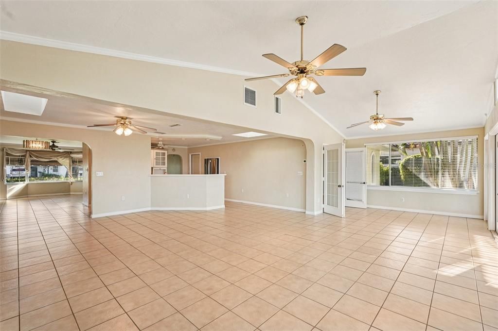Empty room, Interior