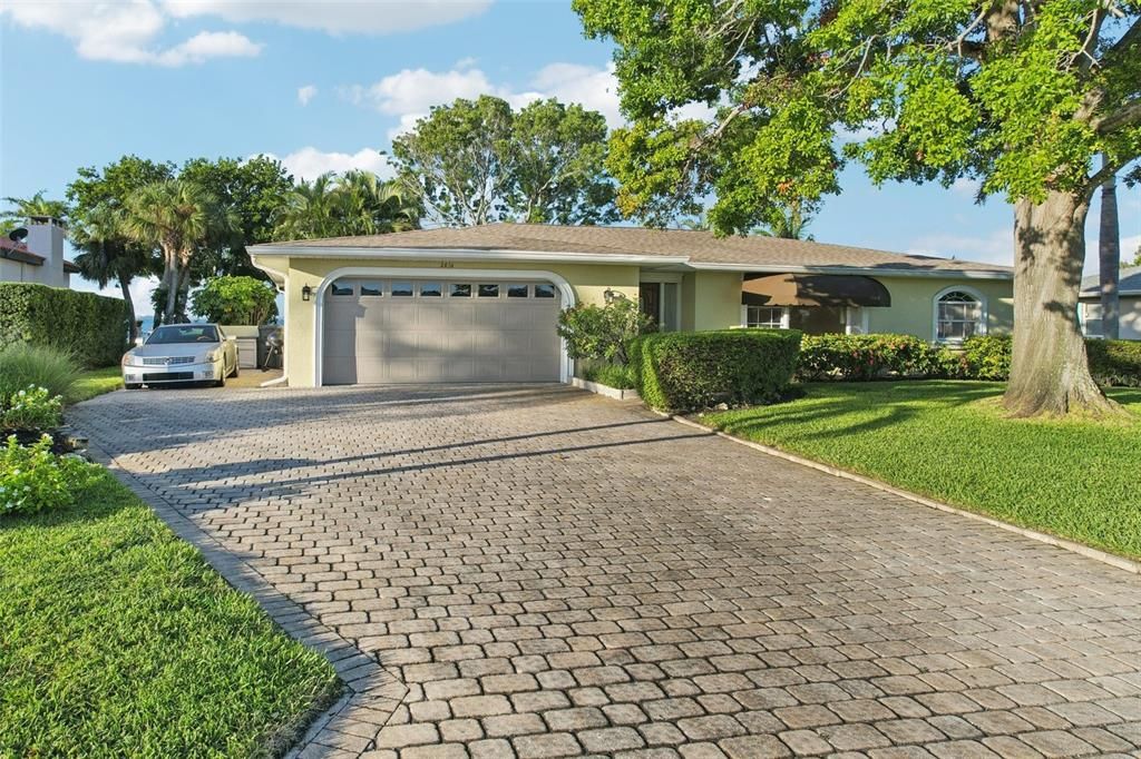 Attached, Exterior, Facade, Ranch