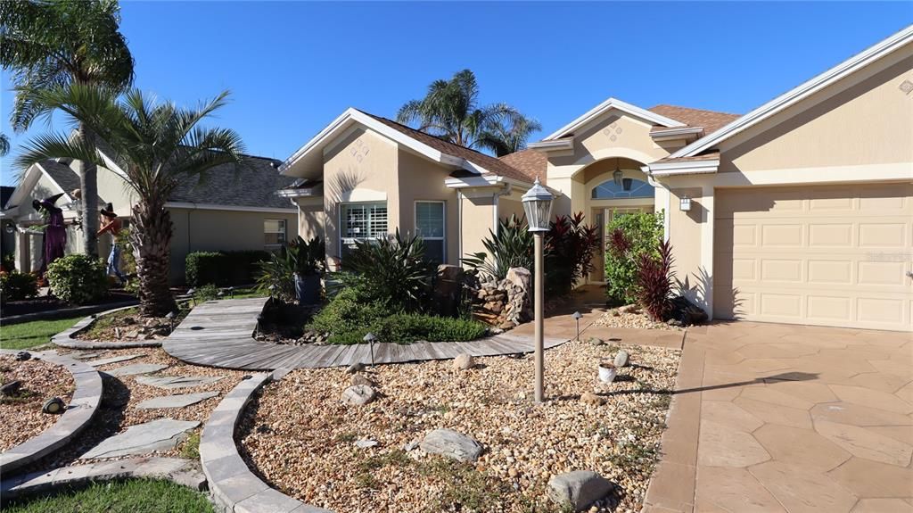 Attached, Exterior, Facade, American Craftsman