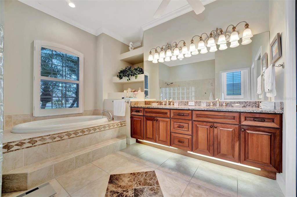 Bathroom, Dual Sink Vanities, Interior, Recessed Lighting