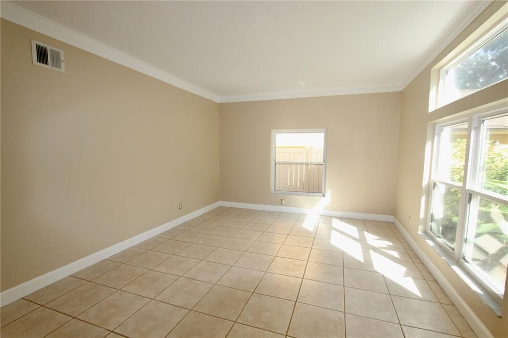 Empty room, Interior