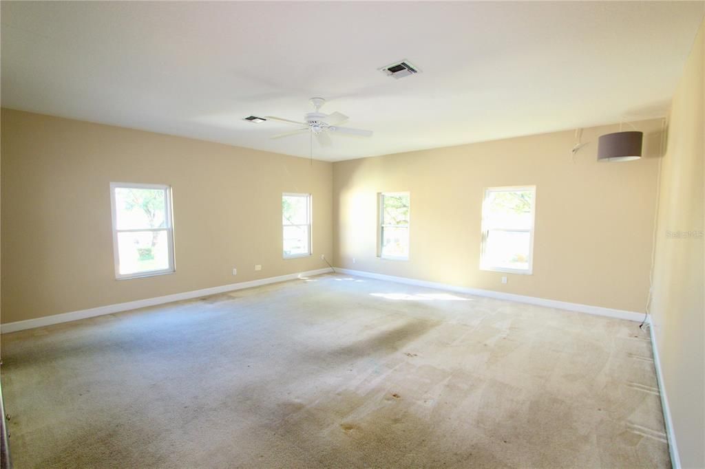 Empty room, Interior