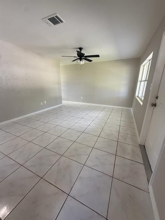Empty room, Interior