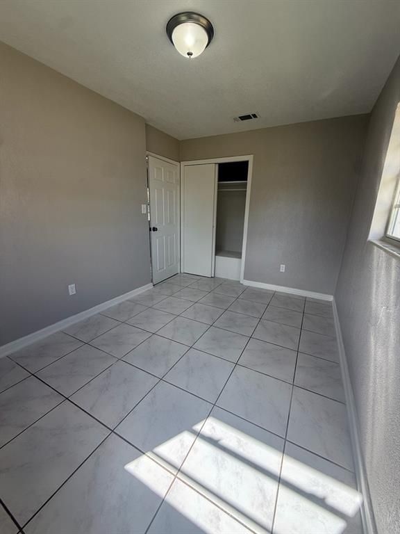 Empty room, Interior