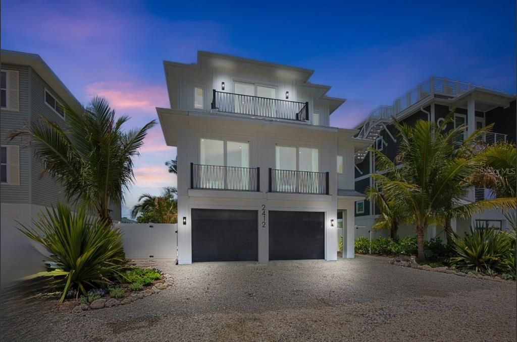 Attached, Exterior, Facade, Modern