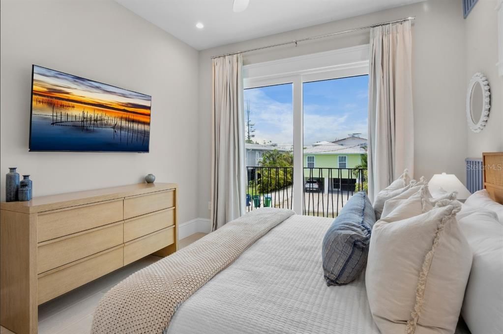Bedroom, Interior, Recessed Lighting, Water, Wood Texture Flooring