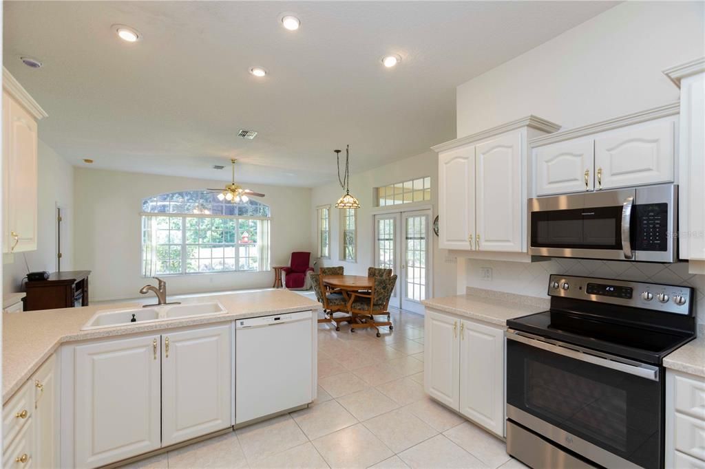 Dining room, Interior, Kitchen, Pendant Lights, Recessed Lighting, Stainless Steel Appliances