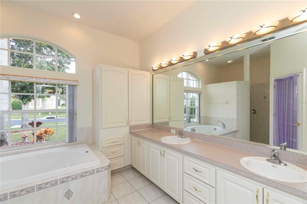Bathroom, Dual Sink Vanities, Interior, Recessed Lighting