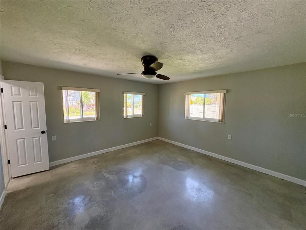Empty room, Interior