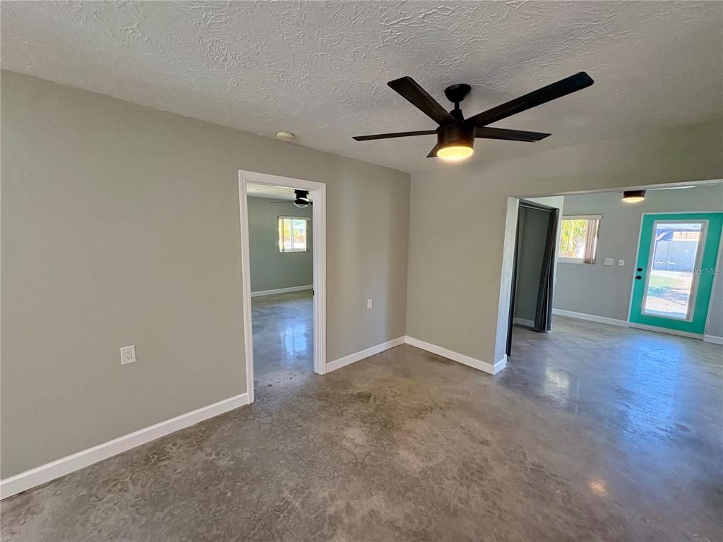 Empty room, Interior