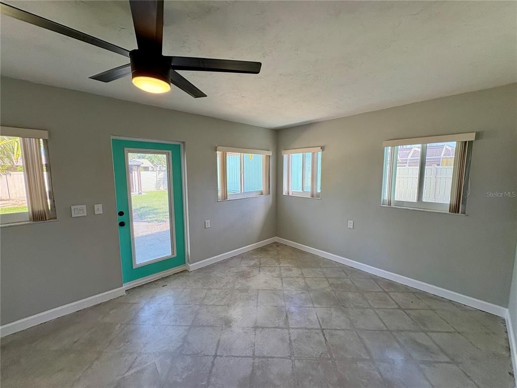 Empty room, Interior