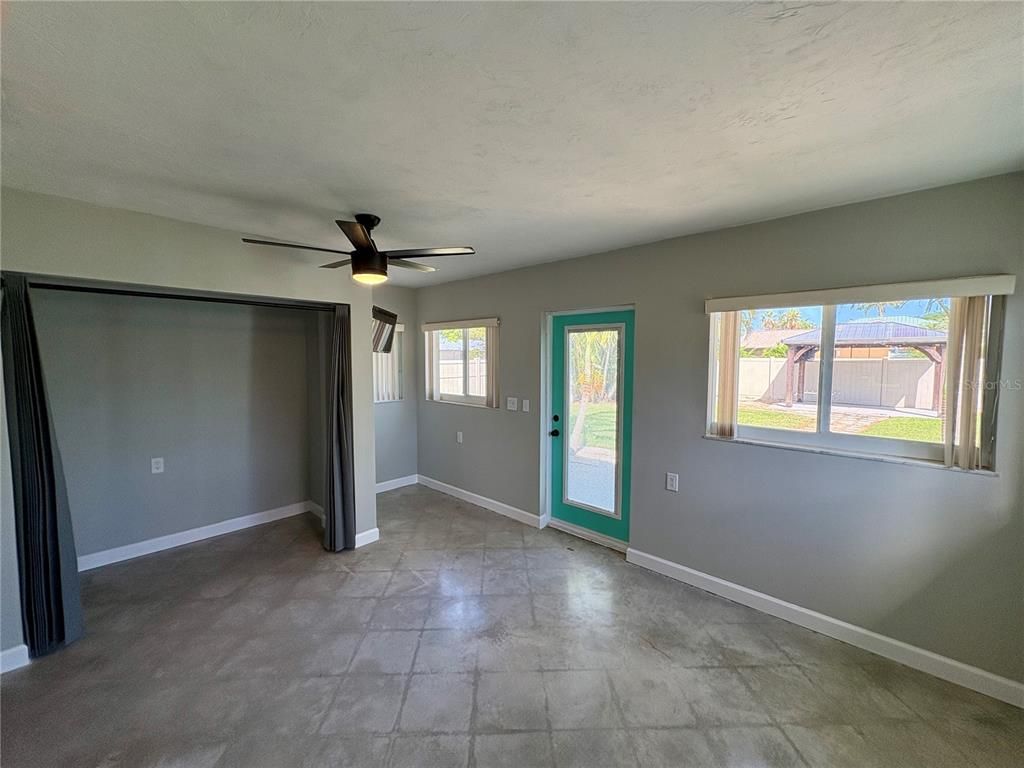 Empty room, Interior