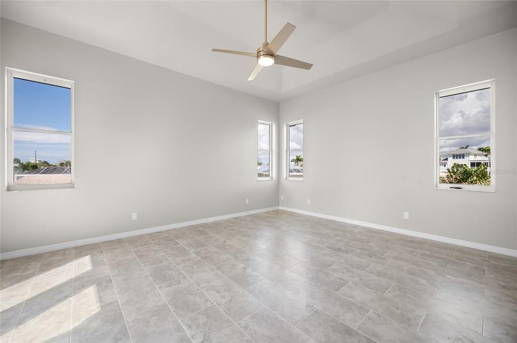 Empty room, Interior