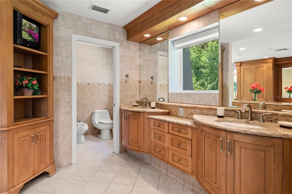 Bathroom, Dual Sink Vanities, Interior, Recessed Lighting