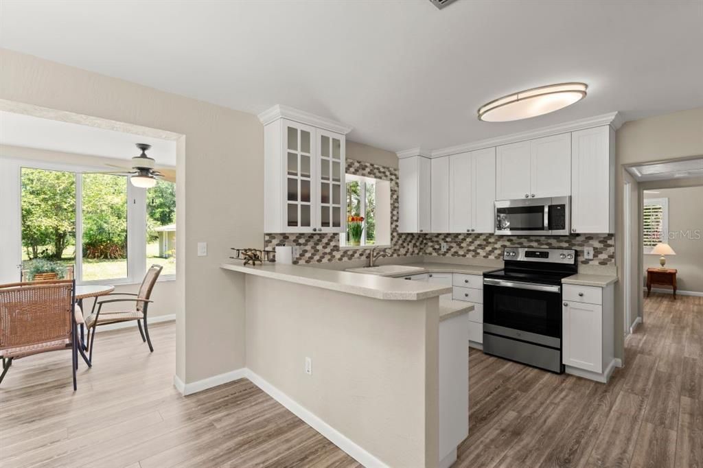 Dining room, Interior, Kitchen, Stainless Steel Appliances, Wood Texture Flooring