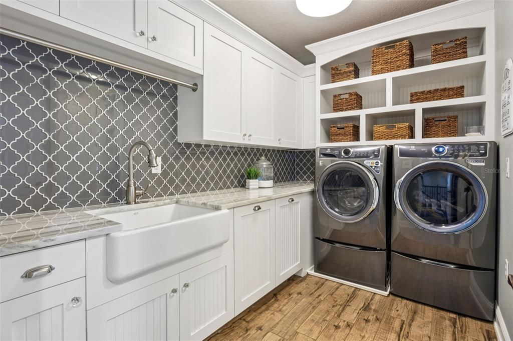 Interior, Washer, Wood Texture Flooring