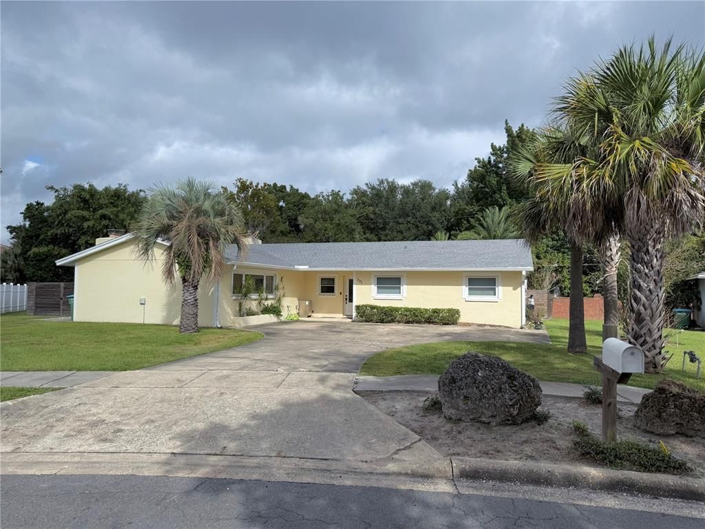 Exterior, Facade, Ranch