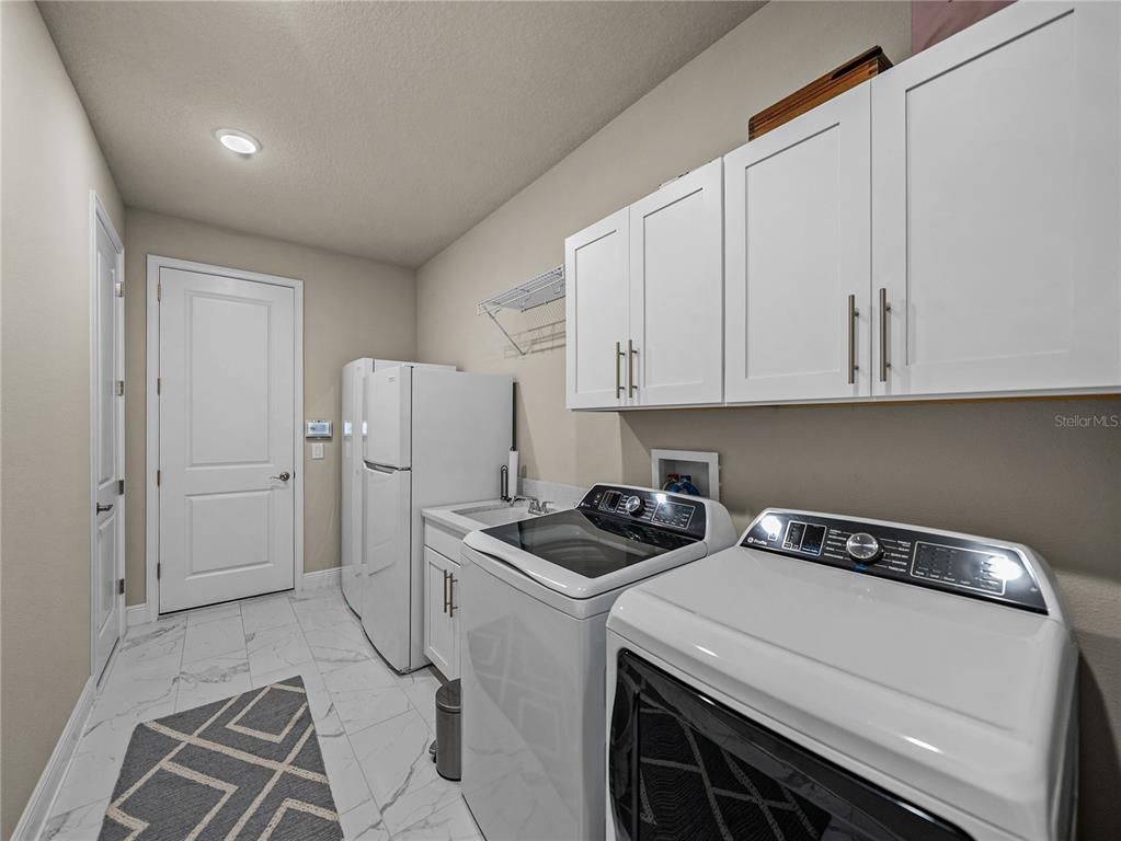 Interior, Marble, Recessed Lighting, Washer