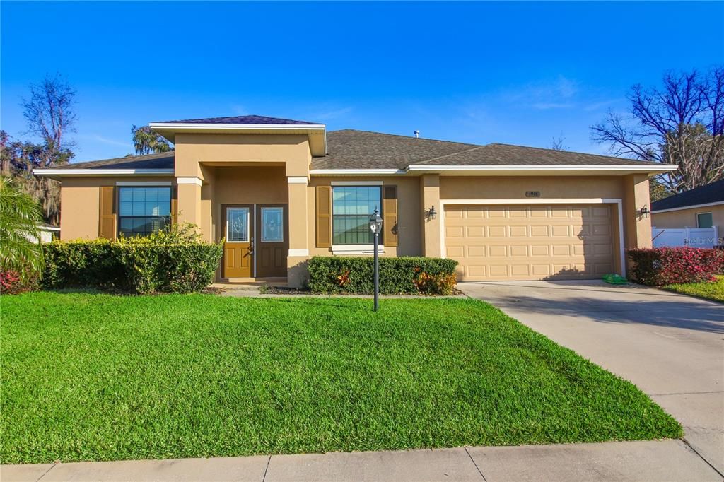 Attached, Exterior, Facade, Ranch