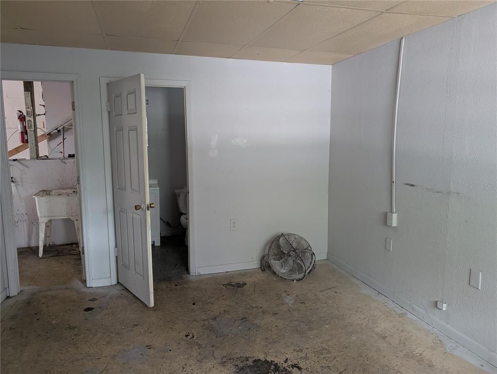 Empty room, Interior