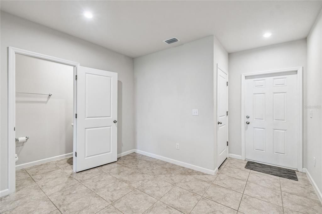 Empty room, Interior, Recessed Lighting
