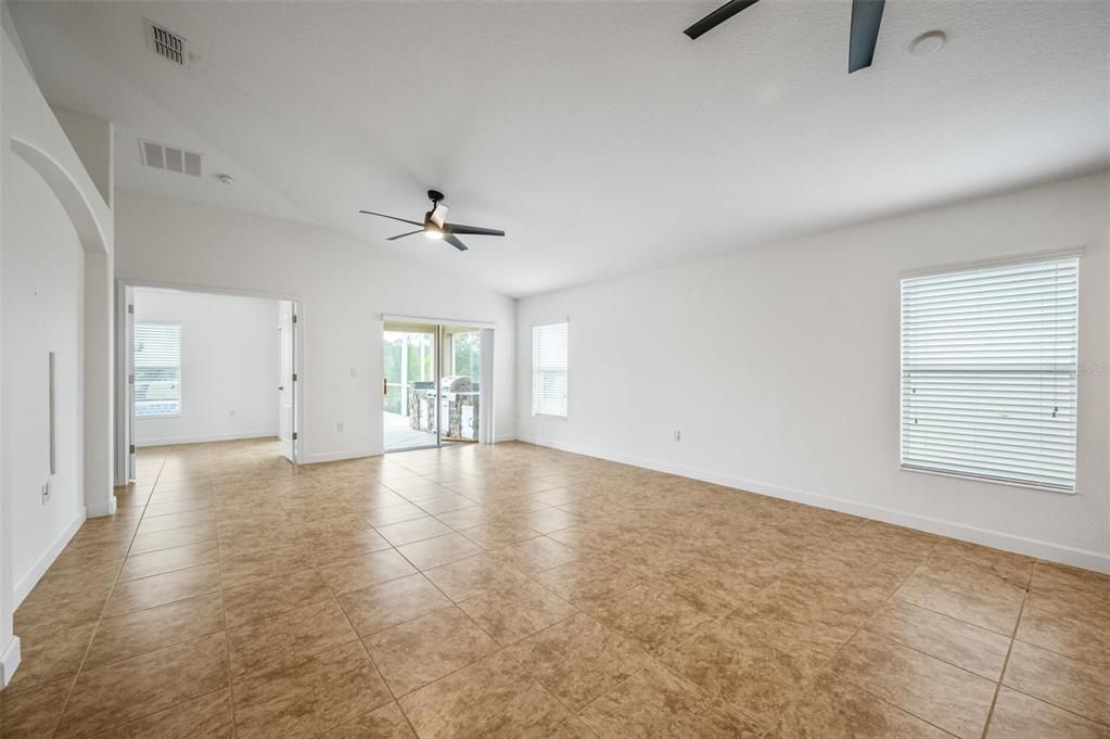 Empty room, Interior