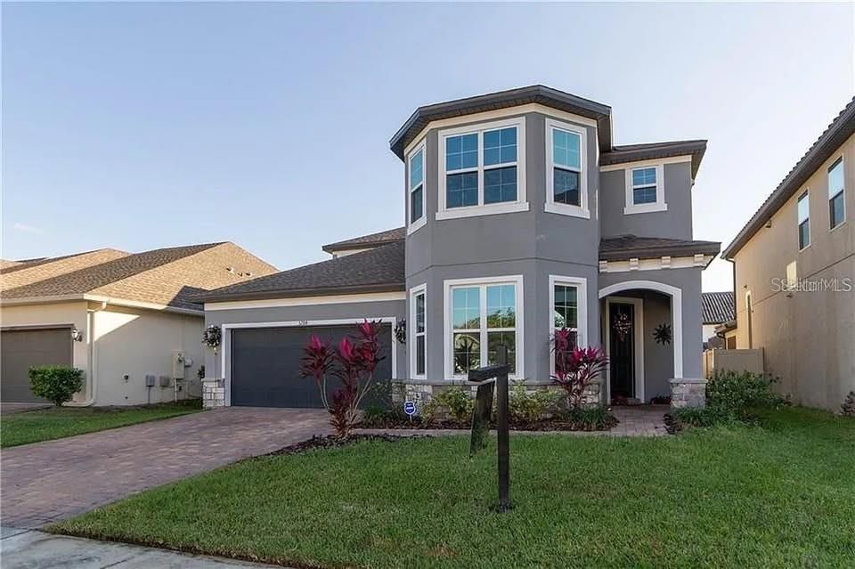 Attached, Exterior, Facade, American Craftsman