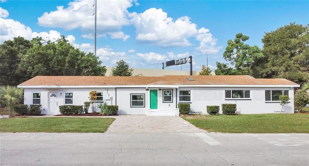 Exterior, Facade, Ranch