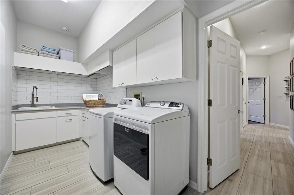 Interior, Recessed Lighting, Washer, Wood Texture Flooring