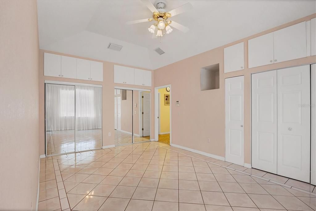 Empty room, Interior