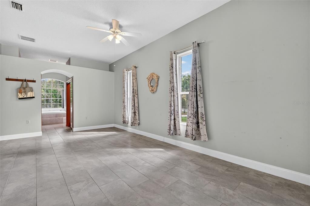 Empty room, Interior
