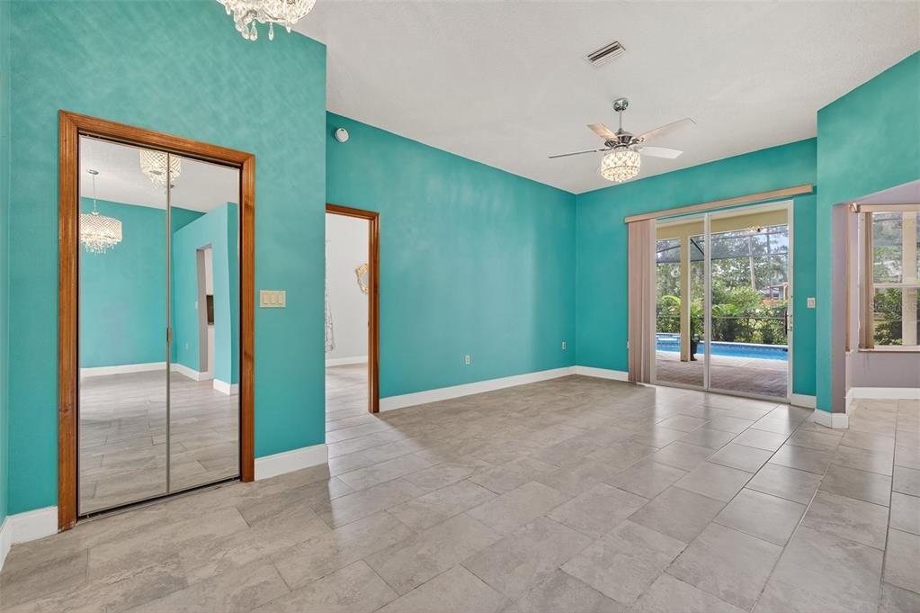 Empty room, Interior