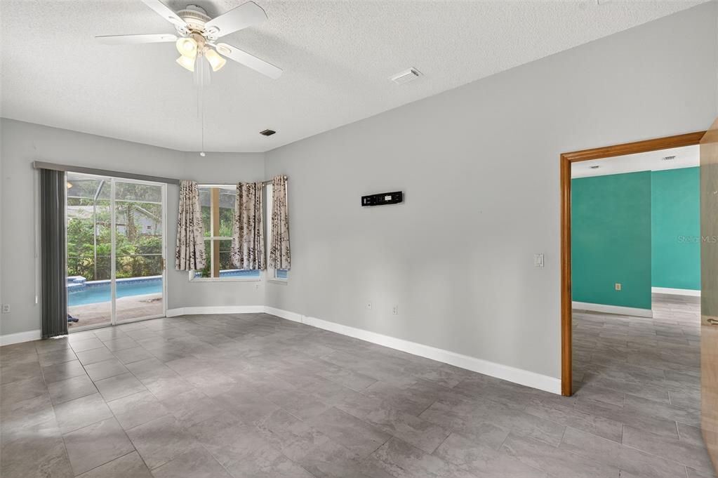 Empty room, Interior