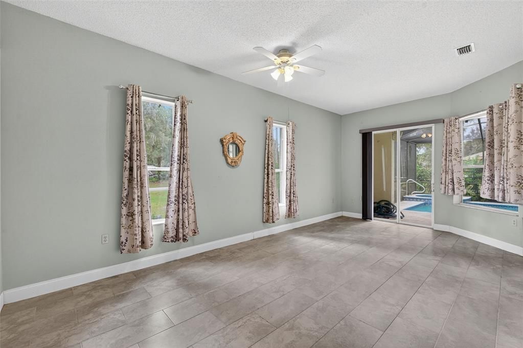 Empty room, Interior