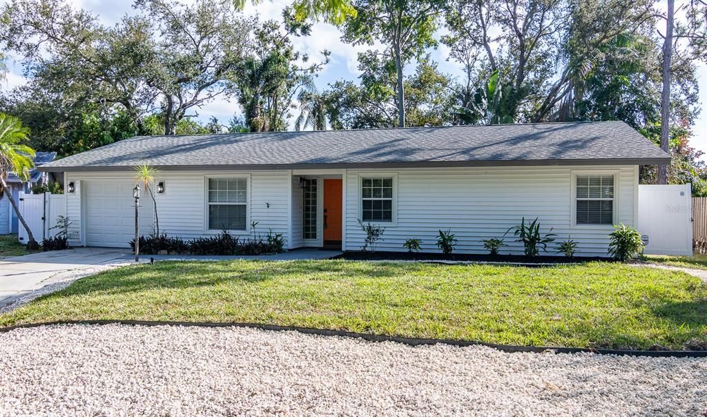 Attached, Exterior, Facade, Ranch