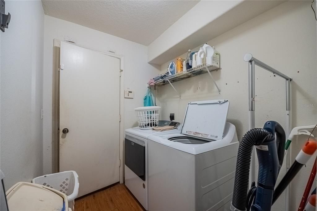 Interior, Washer, Wood Texture Flooring