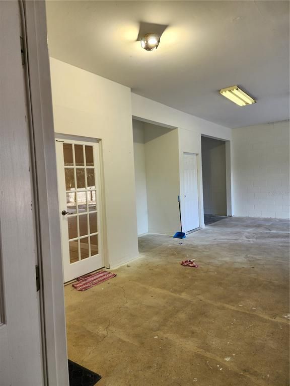 Empty room, Interior