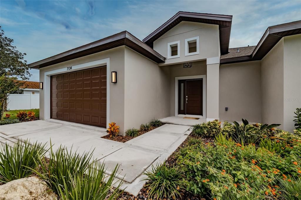 Attached, Exterior, Facade, Modern