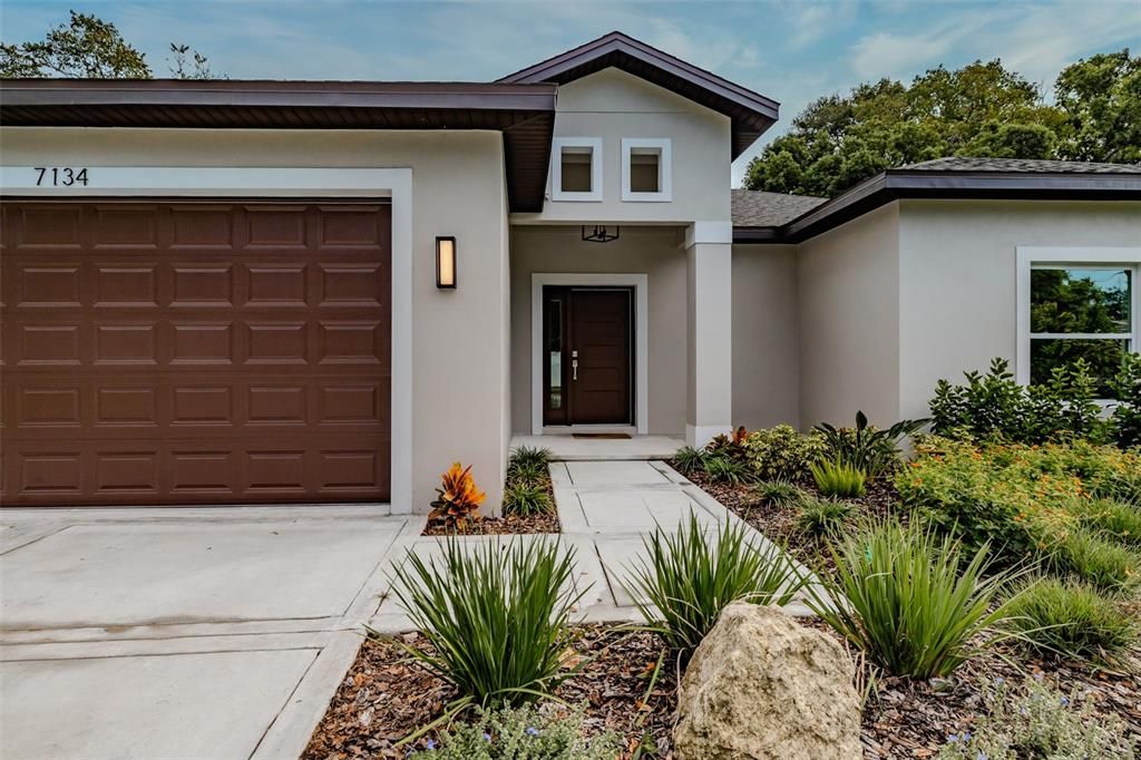 Attached, Exterior, Facade, None